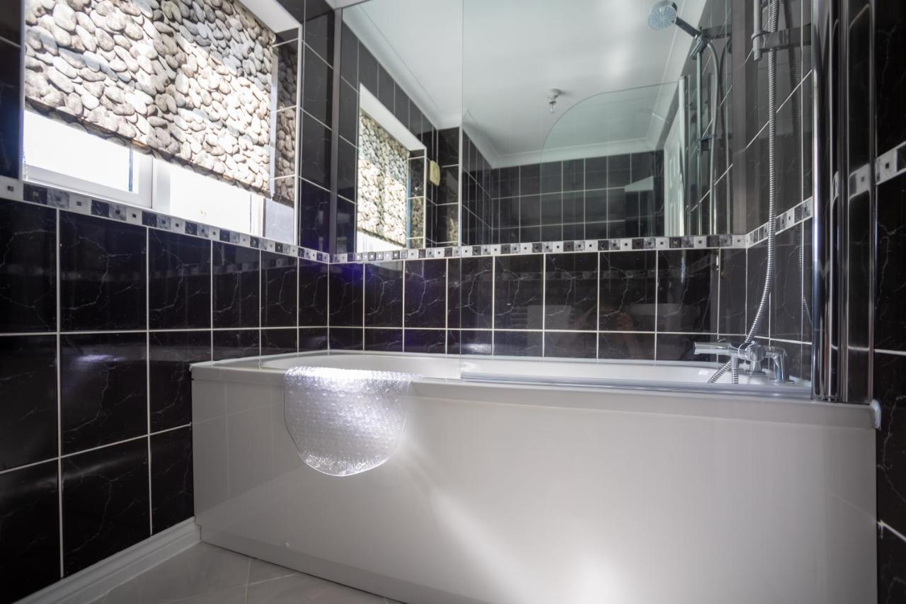 Hereford - Finch House - Modern 4 Bedroom House Located In South Hereford, Dog Friendly With Nearby Countryside, Pool Table, Sleeps Up To 10 Guests - Hosted By Rentmyhouse 외부 사진