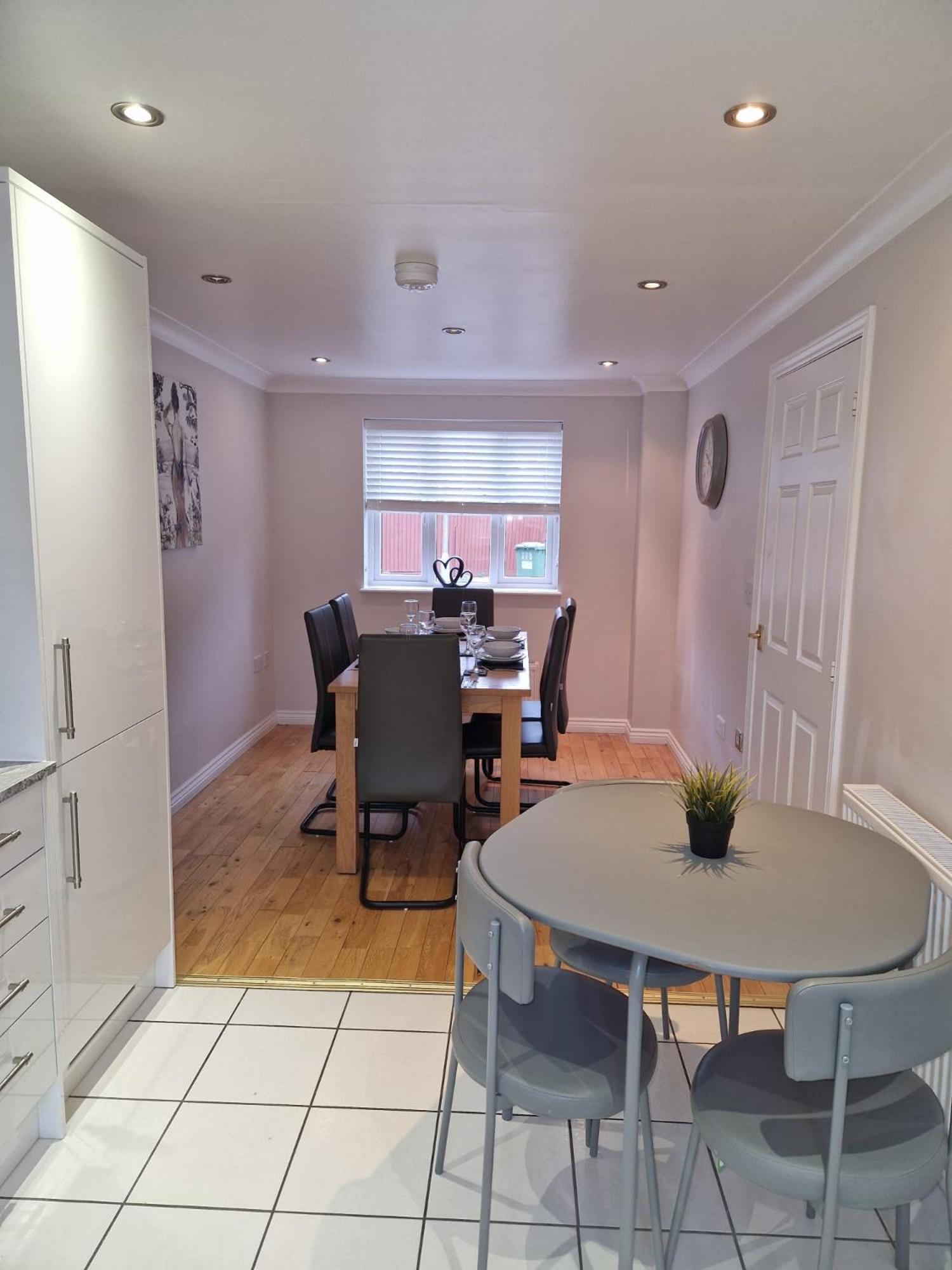 Hereford - Finch House - Modern 4 Bedroom House Located In South Hereford, Dog Friendly With Nearby Countryside, Pool Table, Sleeps Up To 10 Guests - Hosted By Rentmyhouse 외부 사진